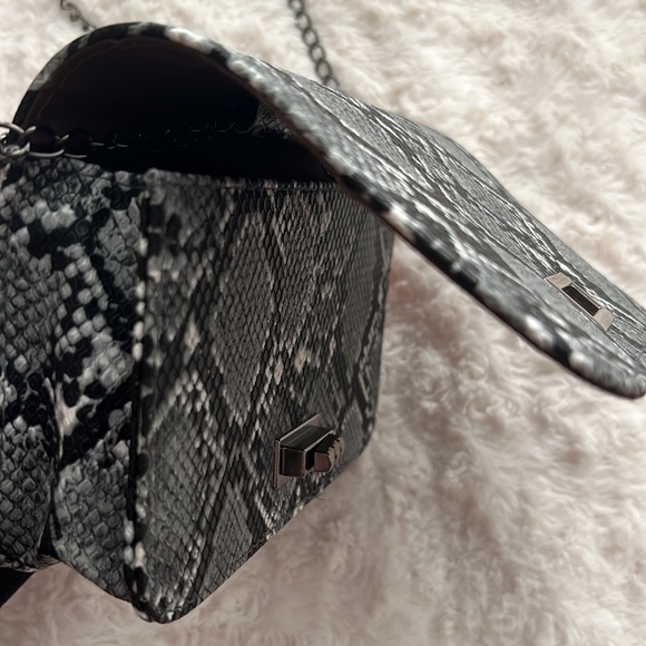 Snakeprint Crossbody Chain Bag / Clutch - Picture 4 of 6